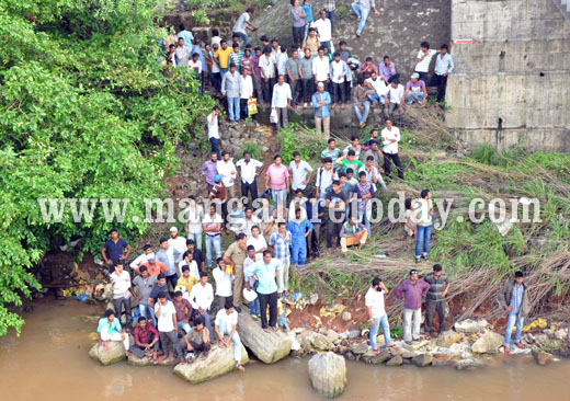 Women comits sucide in Nethravathi River